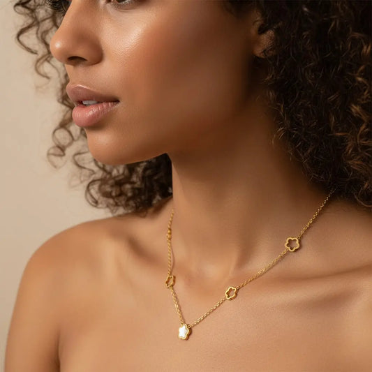 Collier Laura